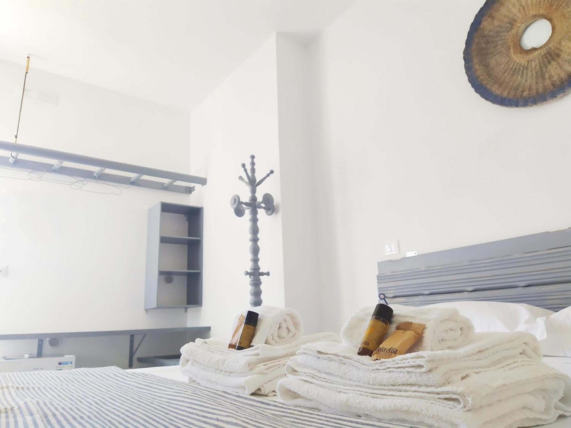 Li Perrini Boutique B&B Acquarica Quarto foto